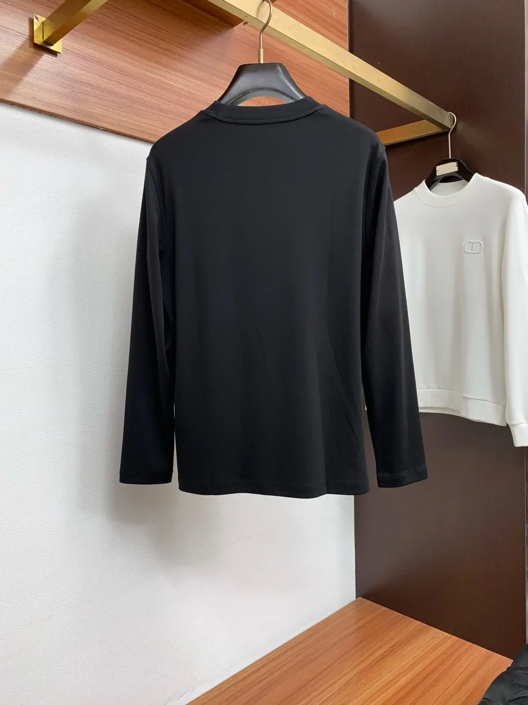 , DG 2026 Autumn and Winter Counter New Arrival Fashionable casual bottoming shirt, long-sleeved T-shirt, made of selected imported high-density double yarn 100% cotton fabric, made with exquisite original logo, excellent in comfort and breathability, soft, anti-wrinkle, elastic and excellent drape. It is handsome whether worn alone or layered with it. It is in line with men’s practical dressing habits, pursuing luxury, nobility and elegance, creating extraordinary men’s taste. The visual effect is very good, the grade is very high, simple and fashionable, a must-have choice for leisure and business! (Complete three standards) Sizes: M-3XL